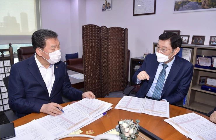 이용섭 광주광역시장이 15일 오전 서울 여의도 국회를 방문해 신정훈 예결위원과 면담을 하고 주요 현안사업에 대한 국비 증액 협조 요청을 하고 있다./광주광역시 제공