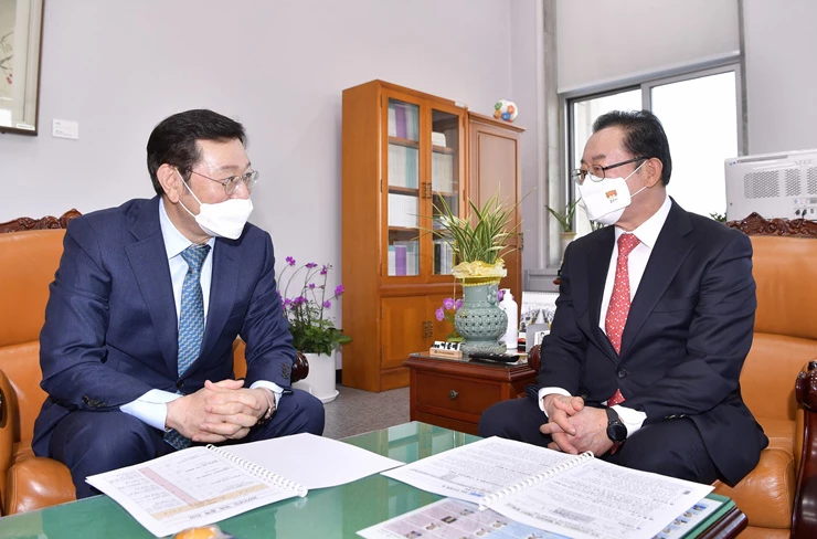 이용섭 광주광역시장이 15일 오전 서울 여의도 국회를 방문해 이종배 예결위원장과 면담을 하고 주요 현안사업에 대한 국비 증액 협조 요청을 하고 있다./광주광역시 제공