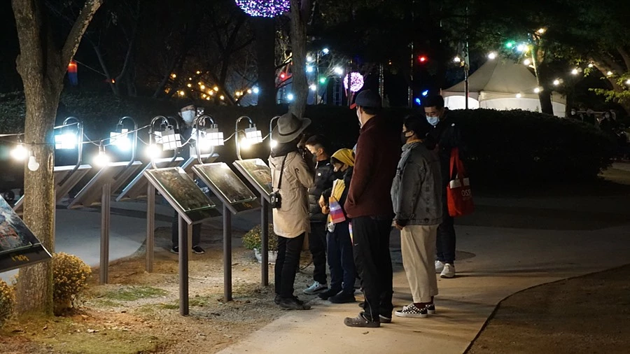 문화해설사가 방문자에게 문화 해설을 하고 있다