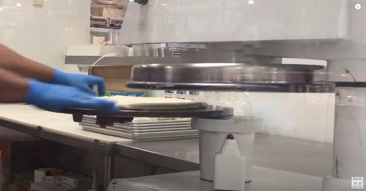 코스트코 피자 '도우 스트레칭' / 유튜브 How to Make Costco Pizza