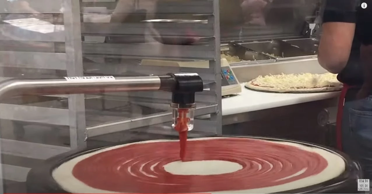 토마토소스를 도우에 뿌리는 기계  / 유튜브 How to Make Costco Pizza