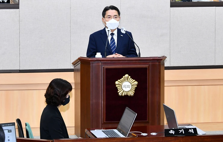 권오봉 여수시장이 지난 16일 제215회 여수시의회 정례회 시정연설에서 3대 핵심사업 추진과 포용적 보건‧복지 구축, 여수만의 해양관광 문화도시 등 6가지 키워드를 주제로 내년도 시정운영 방향을 밝히고 있다.