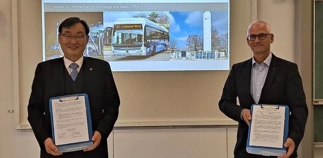 독일을 방문한 임해종 한국가스안전공사 사장(왼쪽)이 16일(현지시간) 독일 카를스루에 기술연구소와 액화수소 연구분야 업무협약을 체결하고 조아힘 크니블 대표와 기념촬영을 하고 있다.  /사진=공사 제공