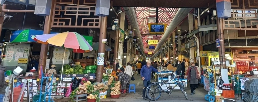 중소벤처기업부로부터 전통시장 및 상점가 활성화 우수 시장으로 선정 된 충북 청주의 육거리 전통시장. /사진제공=청주시