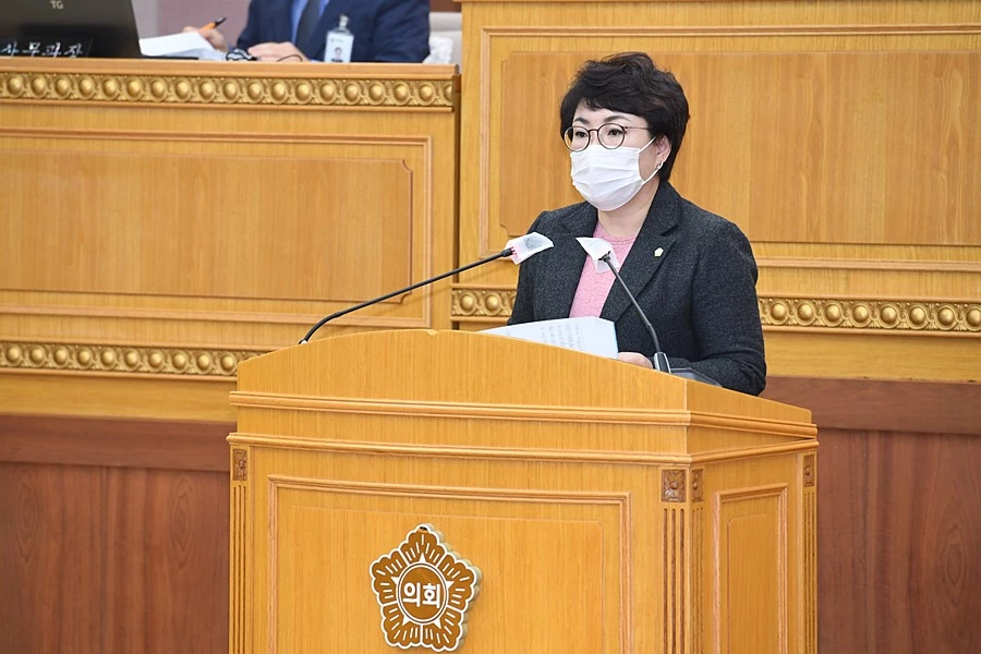 한미령 의원이 제335회 임시회 제7차 본회의에서 ‘군용헬기 소음피해 반영 못하는 군소음보상법령 조속 개정 건의안’을 대표 발의하고 있다