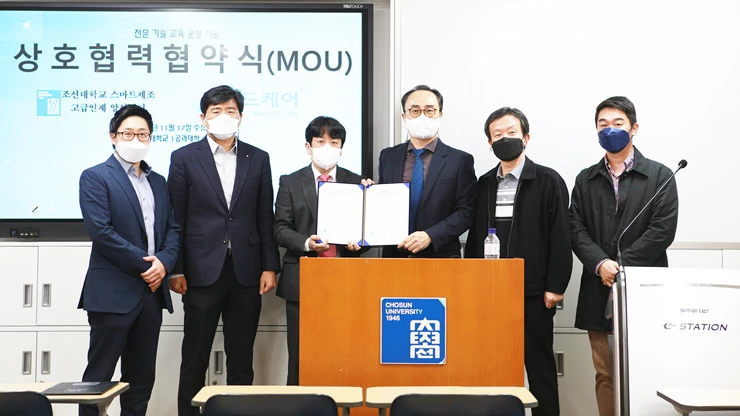 왼쪽부터 기계공학과 김창래 교수, 공과대학 김대현 학장, ㈜ 몰드케어 최현우 대표이사, 스마트제조 고급인재 양성센터 박정우 센터장, 기계공학과 성윤경 학과장, 기계공학과 곽재복 교수