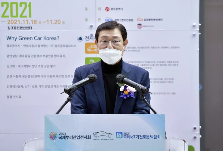 이용섭 광주광역시장이 18일 오후 서구 김대중컨벤션센터에서 열린 '2021 국제뿌리산업전시회, 그린카전시회, IoT가전로봇박람회' 개막식에 참석해 환영사를 하고 있다./광주광역시 제공