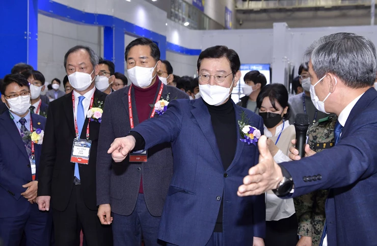 이용섭 광주광역시장이 18일 오후 서구 김대중컨벤션센터에서 열린 '2021 국제 뿌리산업전시회, 그린카전시회, IoT가전로봇박람회' 개막식에 참석해 김용집 광주시의회 의장, 소영민 육군 특수전사령부 사령관 등 내빈들과 전시장을 둘러보고 있다./광주광역시 제공