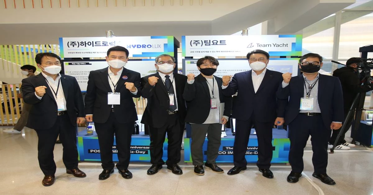 포항 체인지업 그라운드에서 열린 포스코 IMP 10주년 행사에서 참석자들이 기념촬영을 하고 있다. (왼쪽부터 유성 RIST 원장, 이강덕 포항시장, 강길구 하이드로럭스 대표, 서진교 팀요트 대표, 최정우 포스코그룹 회장, 하대성 경상북도 경제부지사)/포스코 제공