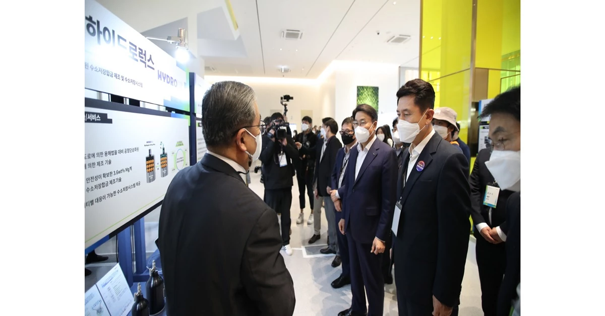 제22회 아이디어마켓플레이스(IMP)’  에 참석한 이강덕 시장, 최정우 포스코 회장이 기업 관계자로부터 설명을 듣고 있다. / 포항시 제공