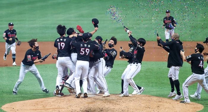 18일 오후 서울 구로구 고척스카이돔에서 열린 '2021 신한은행 쏠 KBO 한국시리즈’ 4차전 kt 위즈와 두산 베어스의 경기, 8대4으로 승리해 한국시리즈 우승을 차지한 kt 선수들이 환호하고 있다 / 이하 뉴스1