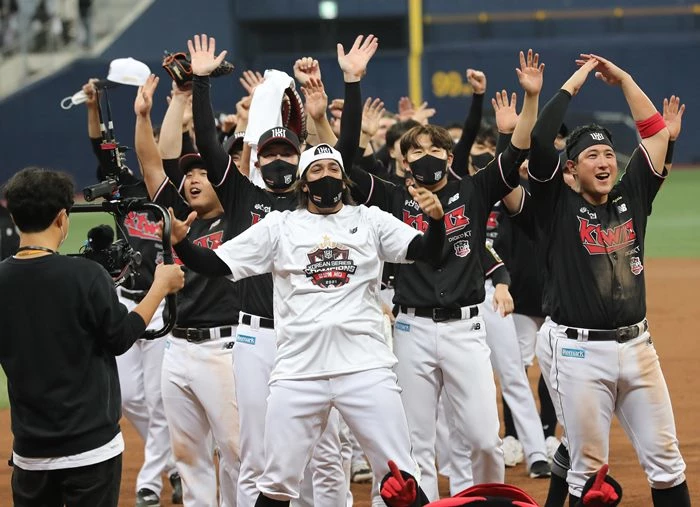 18일 오후 서울 구로구 고척스카이돔에서 열린 '2021 신한은행 쏠 KBO 한국시리즈’ 4차전 kt wiz와 두산 베어스의 경기에서 승리하며 한국시리즈 우승을 거머쥔 KT 선수들이 팬들과 함께 오징어게임의 줄다리기 세리머니를 하고 있다