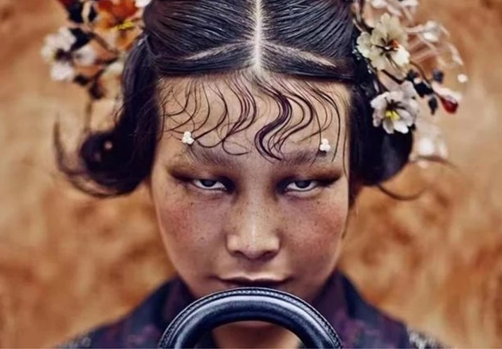 디올이 최근 중국 상하이에서 열린 '레이디 디올' 전시회에서 공개했다가 삭제한 사진. 중국 사진 작가 첸만의 작품. / 더쿠 글 캡처.