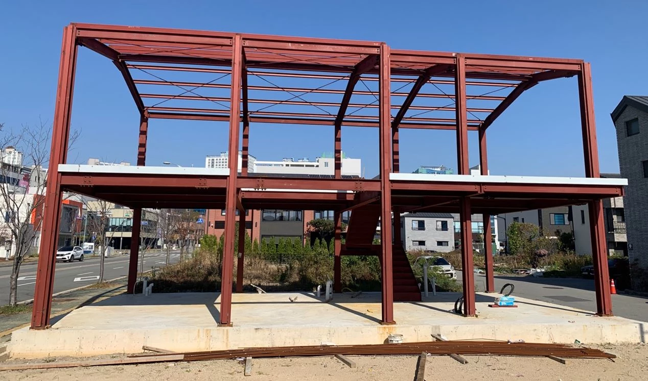 시행사대표 문세인 장인 명의의 양산 물급 중산리 대지에 2층 주택 공사가 진행중인 상태에서 급하게 매매가 되었다. 현재 공사는 중단된 상태다.