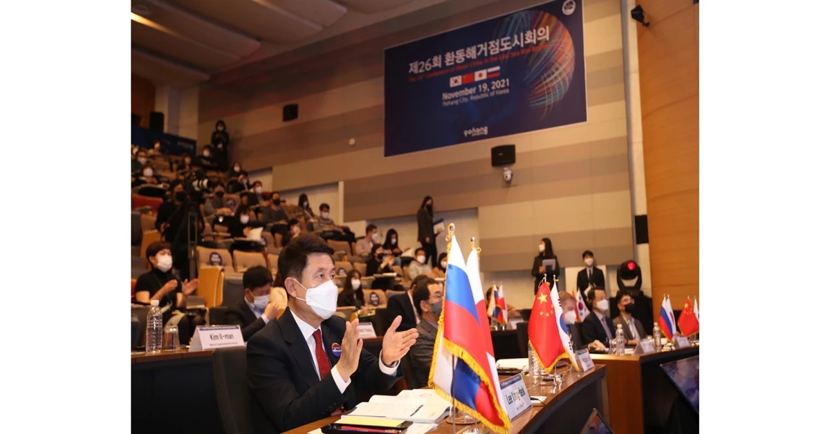 경북 포항시 이강덕 시장이 환동해거점도시회의에서 회원도시 주제발표를 경청 후 박수로 격려하고 있다. / 포항시 제공