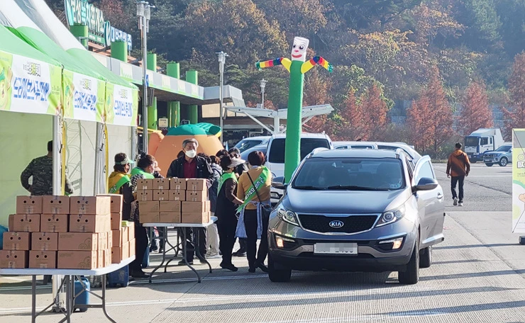 영암~순천간 고속도로 목포방향 보성녹차휴게소에서 워킹·드라이브스루 방식으로 보성키위가 판매되고 있다.