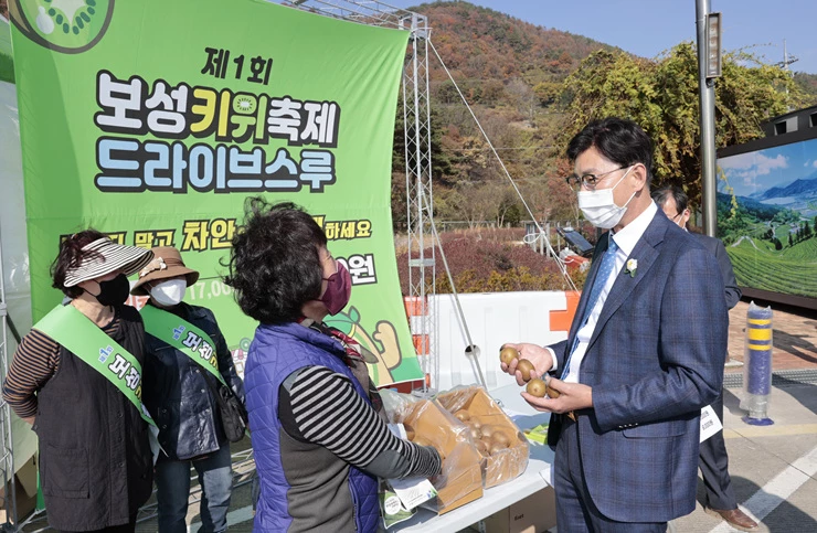 김철우 보성군수가 드라이브스루 판매장을 찾아 축제에 참여한 농업인을 격려하고 있다.