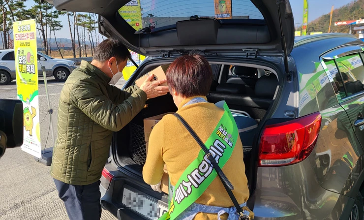 워킹·드라이브스루 방식으로 보성키위를 구매한 소비자가 트렁크에 보성키위를 싣고 있다.