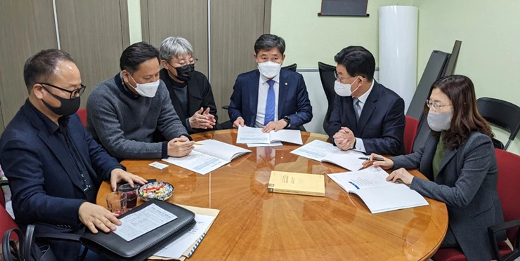 강인규 나주시장이 조오섭 국회의원과 면담을 하고 있다.