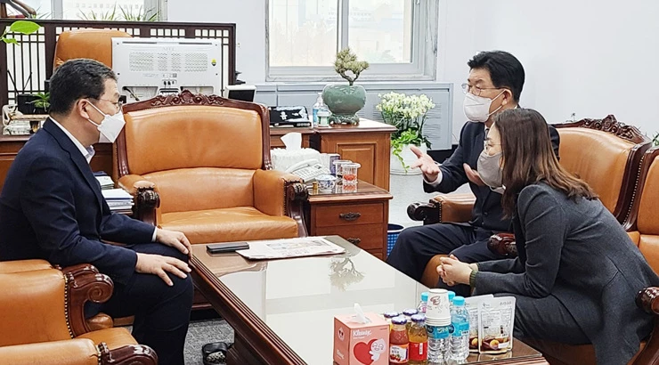 강인규 나주시장이 신정훈 국회의원과 면담을 하고있다.