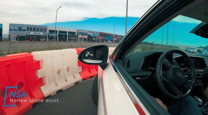 현대모비스 서산 주행시험장에서 연구원들이 관련 기술이 장착된 차량을 시험하고 있다. / 이하 현대모비스