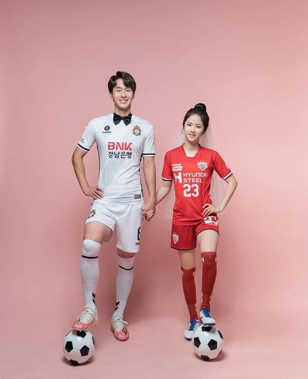 왼쪽부터 이우혁과 이민아