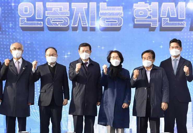 이용섭 광주광역시장이 22일 오후 북구 첨단3지구 내 AI집적단지 부지에서 열린 '국가 인공지능 집적단지 착공식'에 참석해 임혜숙 과학기술정보통신부장관, 이병훈 국회의원, 정우진 (주)NHN 대표 등 내빈들과 공사 시작을 알리는 터치버튼을 누른 뒤 기념촬영을 하고 있다./광주광역시 제공