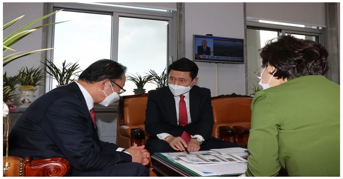 이종배 예결특위위원장에게 2022년도 국비 주요사업 반영을 건의 중인 이강덕 포항시장과 김정재 국회의원 / 포항시 제공
