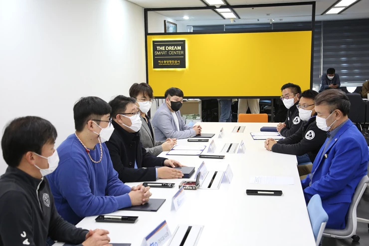 22일 광양 월드마린센터에서 공사 최연철 부사장(오른쪽 맨 앞) 등 공사 관계자와 벤처기업 대표들이 협약 체결 후 담소를 나누고 있다.