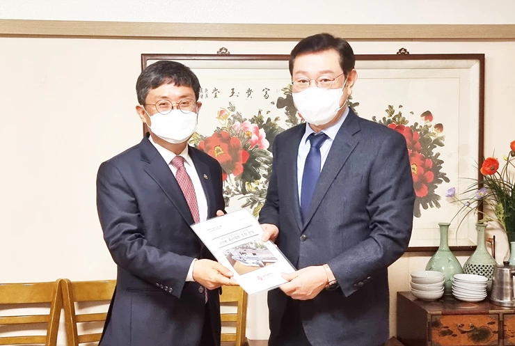 이용섭 광주광역시장이 23일 안도걸 기획재정부 제2차관을 만나 광주시 주요 현안사업에 대한 국비 추가 반영을 요청한 후 기념촬영을 하고 있다./광주광역시 제공