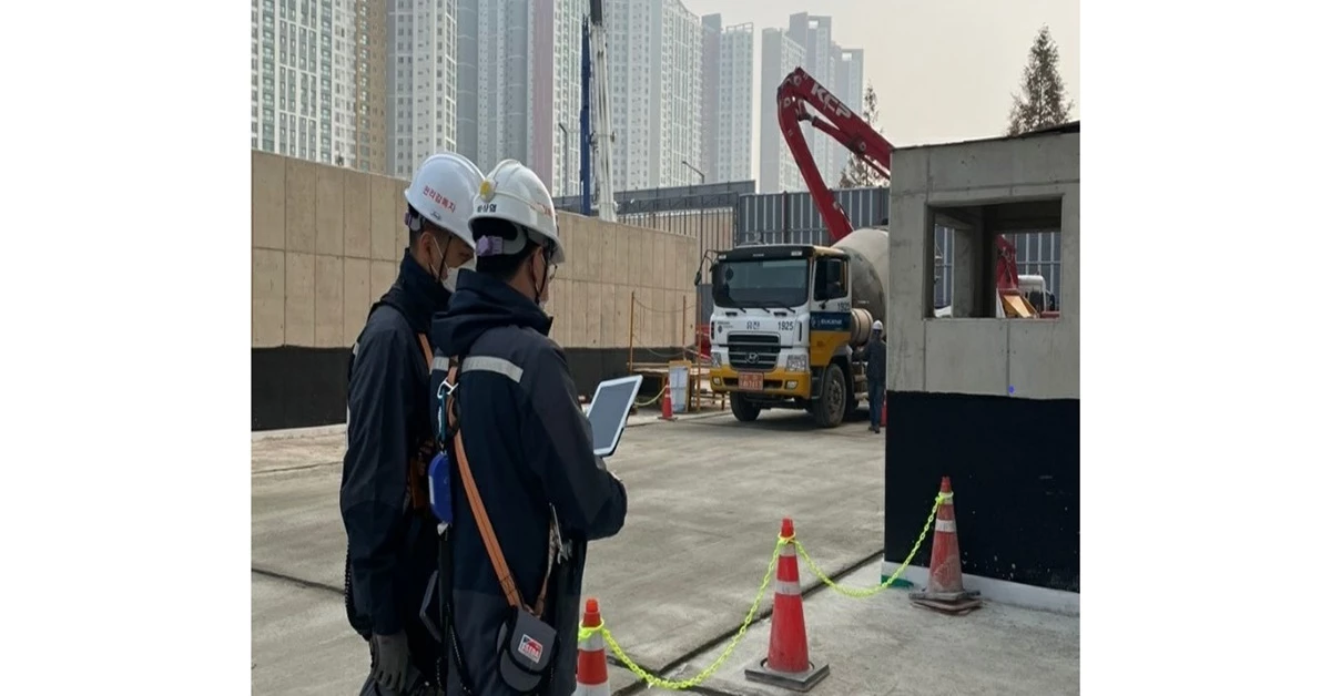 포스코건설 관리자가 송도 F19블록 현장에서  ‘레미콘 운송 정보관리 시스템’ 을 활용해 현장의 실시간 레미콘 타설현황을 모바일과 PC로 확인하고 있다. / 포스코건설 제공