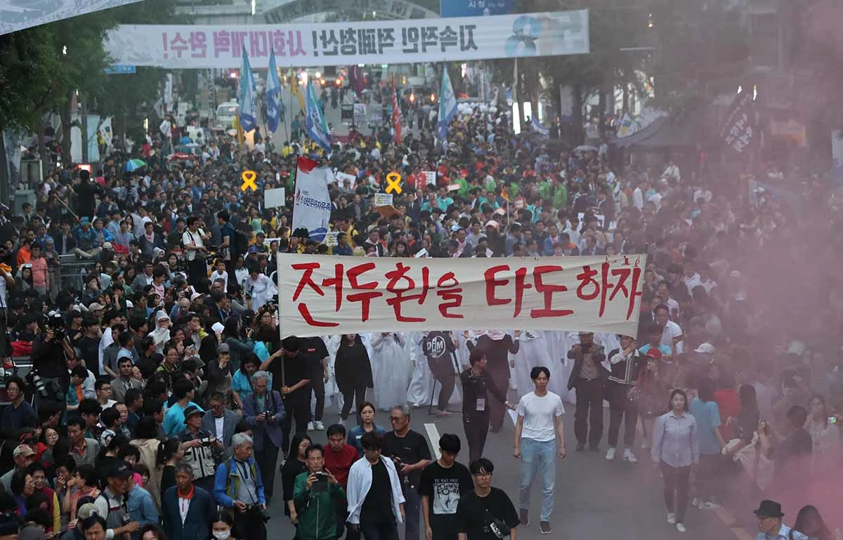 광주광역시 동구 금남로 일대에서 열린 5·18 민주항쟁 전야제에서 참석자들이 민주대행진을 하고 있다.  / 2018년 5월 17일자 뉴스1 사진.
