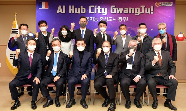 이용섭 광주광역시장이 24일 오후 시청 비즈니스룸에서 필립 르포르 주한 프랑스 대사 방문단과 만나 프랑스기업의 광주 진츨을 위한 투자유치 협력방안을 논의한 후 기념촬영을 하고 있다./광주광역시 제공