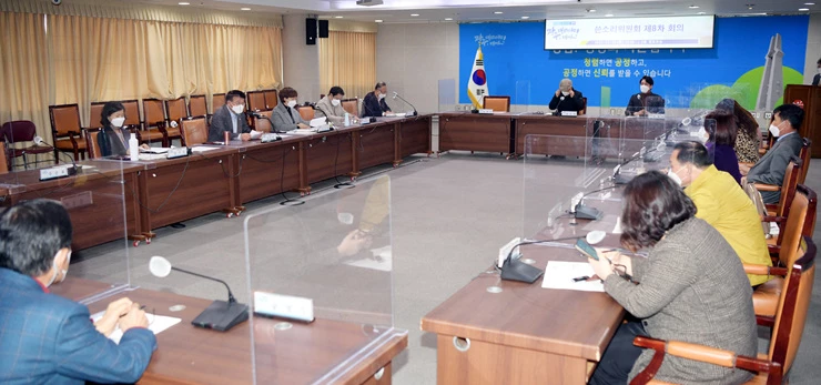 김종효 광주광역시 행정부시장이 25일 오후 시청 중회의실에서 열린 쓴소리위원회 회의를 주재하고 시민 의견을 청취하고 있다./광주광역시 제공