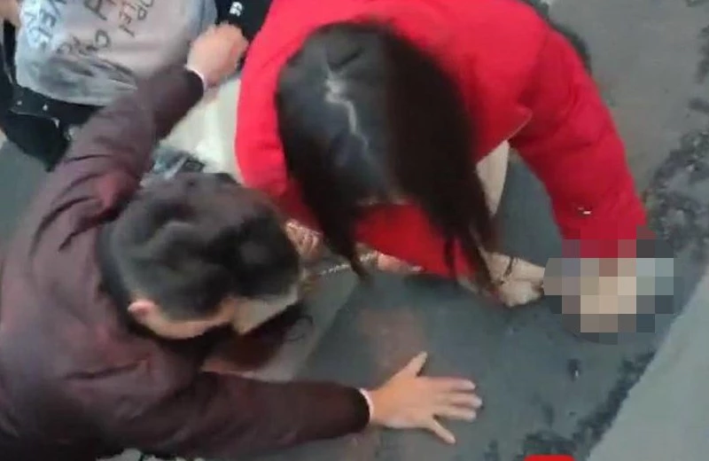 흉기를 빼앗는 데 성공한 뤄후이린 경사