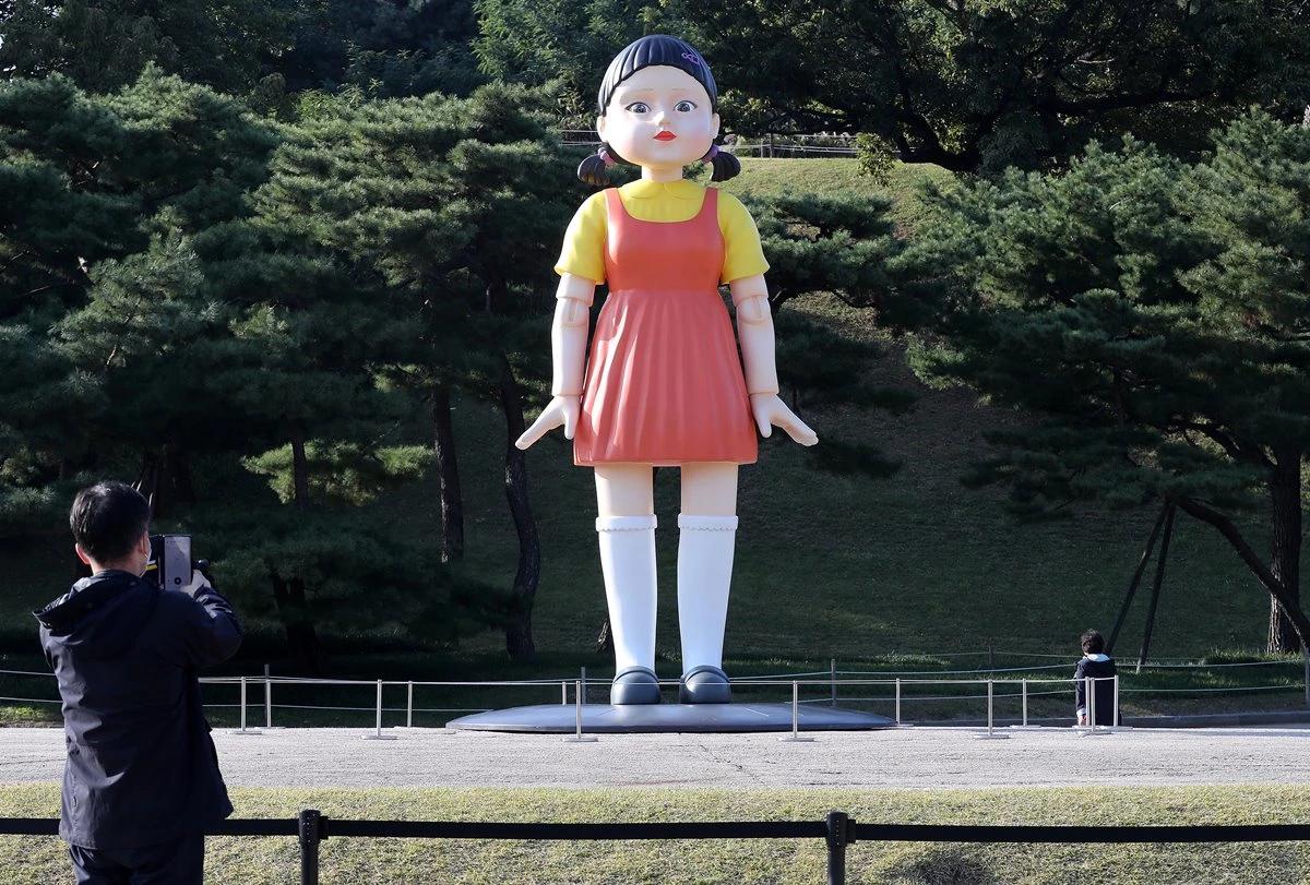 서울 올림픽공원에 설치된 '오징어 게임' 캐릭터 / 이하 뉴스1