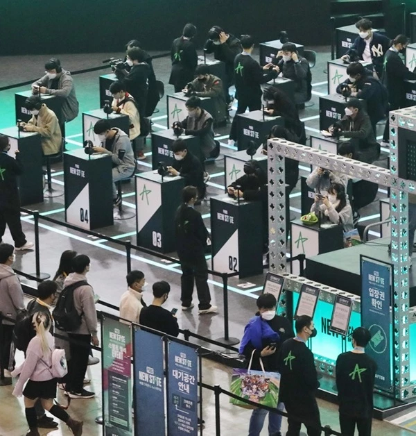 지난 18일 오전 부산 해운대구 벡스코 제1전시장에서 열린 국제게임전시대회 '지스타'를 찾은 관람객들이 부스에서 게임을 하고 있다. /뉴스1