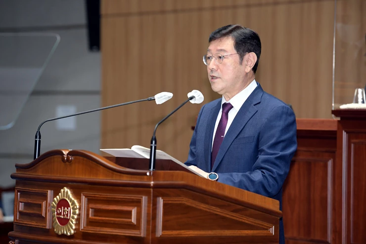 이용섭 광주광역시장이 26일 오전 시의회 본회의장에서 열린 제303회 제2차 정례회 제3차 본회의에 참석해 2022년도 광주광역시 세입·세출 예산안 제출에 따른 시정연설을 하고 있다./광주광역시 제공