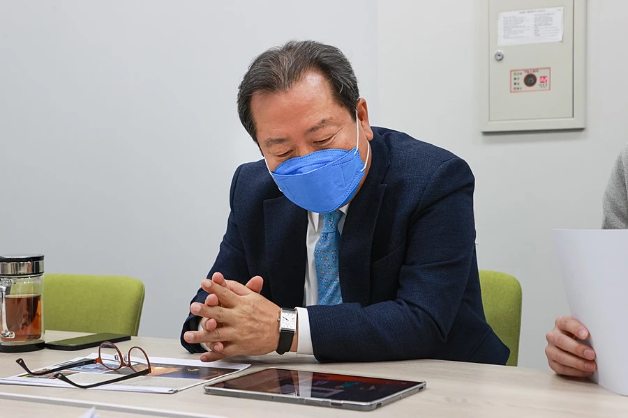 메타버스 플랫폼을 통해 직원들과 소통하는 조광한 남양주시장