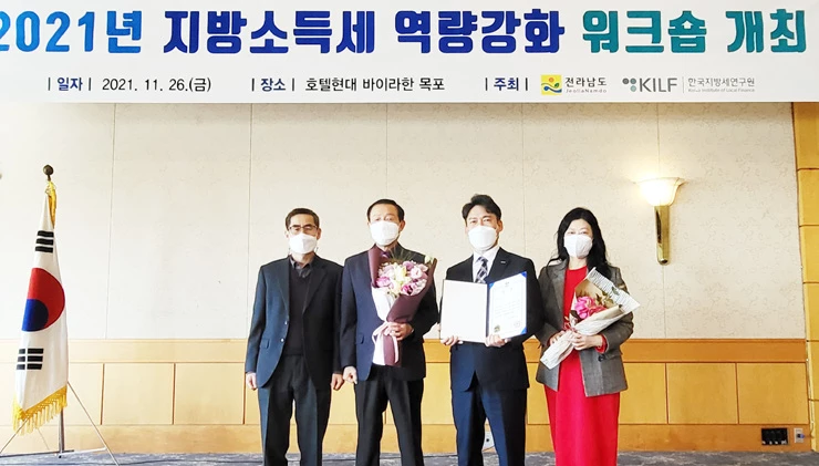 여수시(시장 권오봉)가 전라남도 주관 2021년 지방세 체납액 줄이기 평가에서 목표대비 징수율 28.1%를 초과 달성하는 역대 최고 성적으로 최우수기관에 선정돼 상사업비 5천5백여만 원을 받게 됐다고 밝혔다.