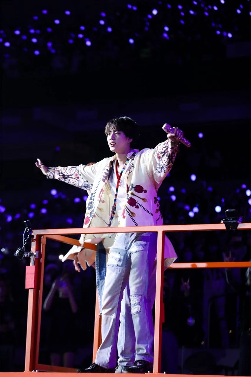 이동차를 타고 공연장을 누비는 방탄소년단 멤버 진 / 빅히트 뮤직