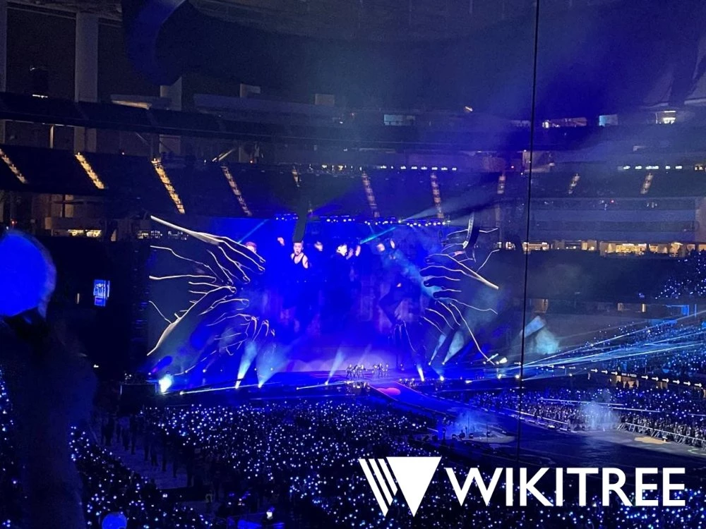 화면 속 손이 마치 방탄소년단 멤버들을 향해 뻗어가는 것 같다