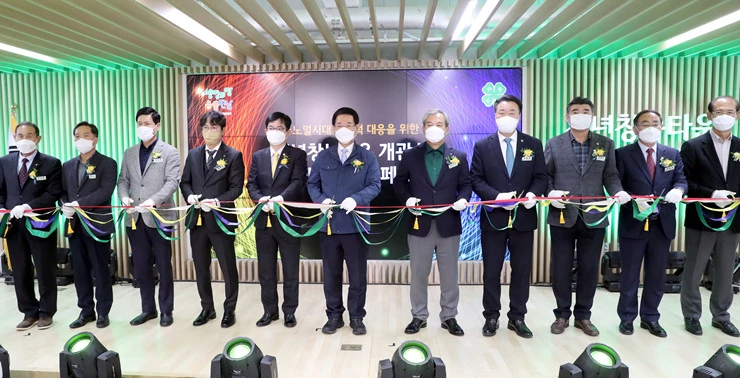 김영록 전라남도지사가 30일 나주시 농업기술원에서 허태웅 농촌진흥청장, 유근기 곡성군수(전남시장·군수협의회장), 구복규 전남도의회 부의장, 문병호 전남4-H연합회장 등 주요내빈들과 ‘청년창농타운’ 개관식 테이프컷팅을 하고 있다. / 전남도