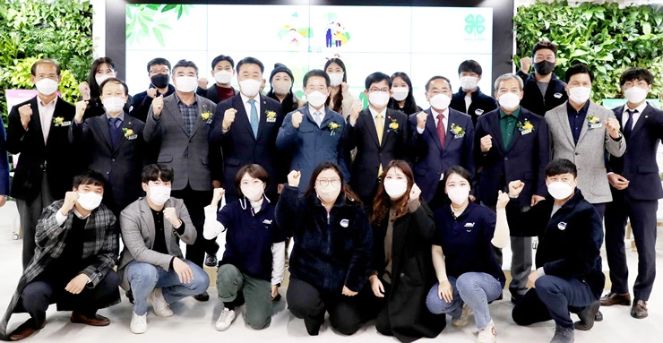 김영록 전라남도지사가 30일 나주시 농업기술원에서 허태웅 농촌진흥청장, 유근기 곡성군수(전남시장·군수협의회장), 구복규 전남도의회 부의장, 문병호 전남4-H연합회장 등 청년창농인들과 기념촬영을 하고 있다.