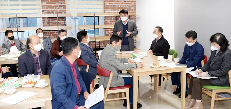 김종효 광주광역시 행정부시장이 30일 오후 지역사회 활성화 기반조성 사업 중 하나로 남구 대촌동에서 추진되고 있는 옛 대촌동 주민센터를 리모델링하는 ‘마을주민협치공간 플랫폼 조성사업’ 현장을 찾아 주민자치회 관계자와 차담회를 갖고 애로 및 건의사항을 청취하고 있다./광주광역시 제공