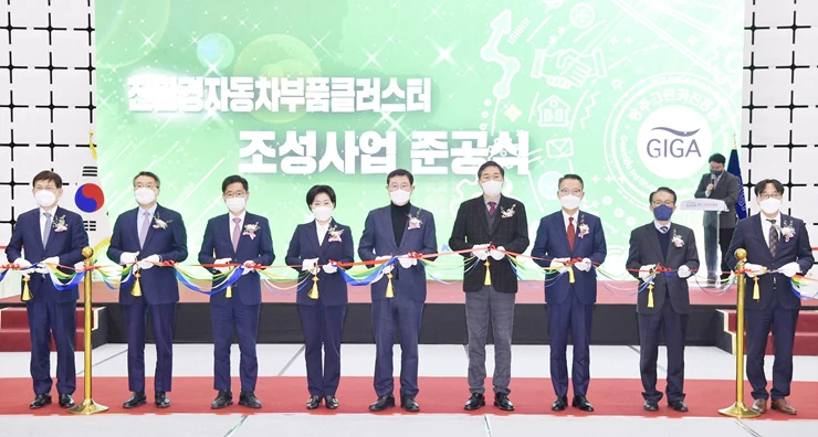 이용섭 광주광역시장이 1일 오후 광산구 빛그린산단 선도기술지원센터에서 열린 친환경차 부품클러스터 준공식에 참석해 김용집 광주시의회 의장, 박재영 산업부 제조산업정책관, 관련기업 관계자 등 내빈들과 테이프커팅을 하고 있다./광주광역시 제공