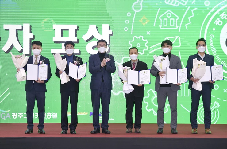 이용섭 광주광역시장이 1일 오후 광산구 빛그린산단 선도기술지원센터에서 열린 친환경차 부품클러스터 준공식에 참석해 유공자 표창을 한 뒤 기념촬영을 하고 있다./광주광역시 제공