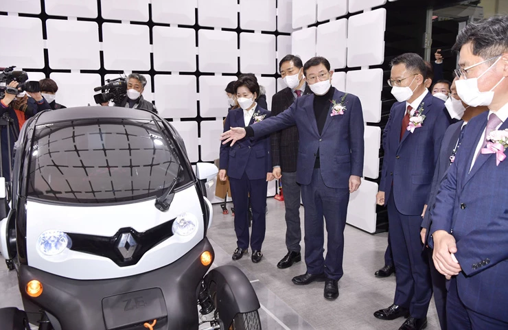 이용섭 광주광역시장이 1일 오후 광산구 빛그린산단 선도기술지원센터에서 열린 친환경차 부품클러스터 준공식에 참석해 내빈들과 장비동 내부시설을 둘러보고 있다./광주광역시 제공