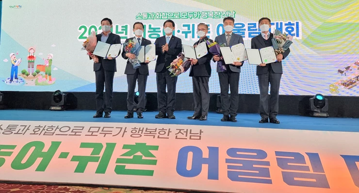 화순군이 ‘2021 전남 귀농귀촌 업무 종합평가’에서 우수상을 받았다. 사진은 지난 30일 ‘2021 귀농귀촌 어울림대회’에 참석한 김종갑(오른쪽 2번째) 화순 부군수가 김영록(오른쪽 4번째) 전남도지사를 비롯한 타 지자체 관계자들과 기념촬영 하는 모습