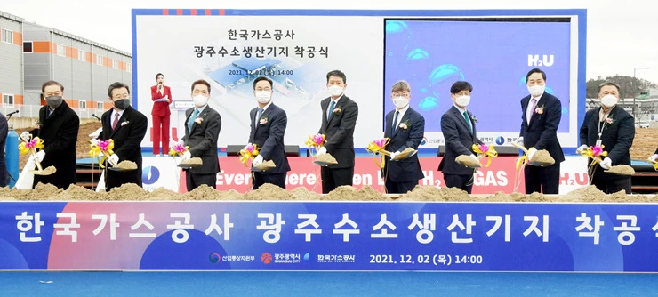 조인철 광주광역시 문화경제부시장이 2일 오후 평동3차 산업단지에서 열린 광주 수소생산기지 구축 착공식에 참석하여 참석자들과 함께 착공 퍼포먼스를 하고 있다. /광주광역시 제공